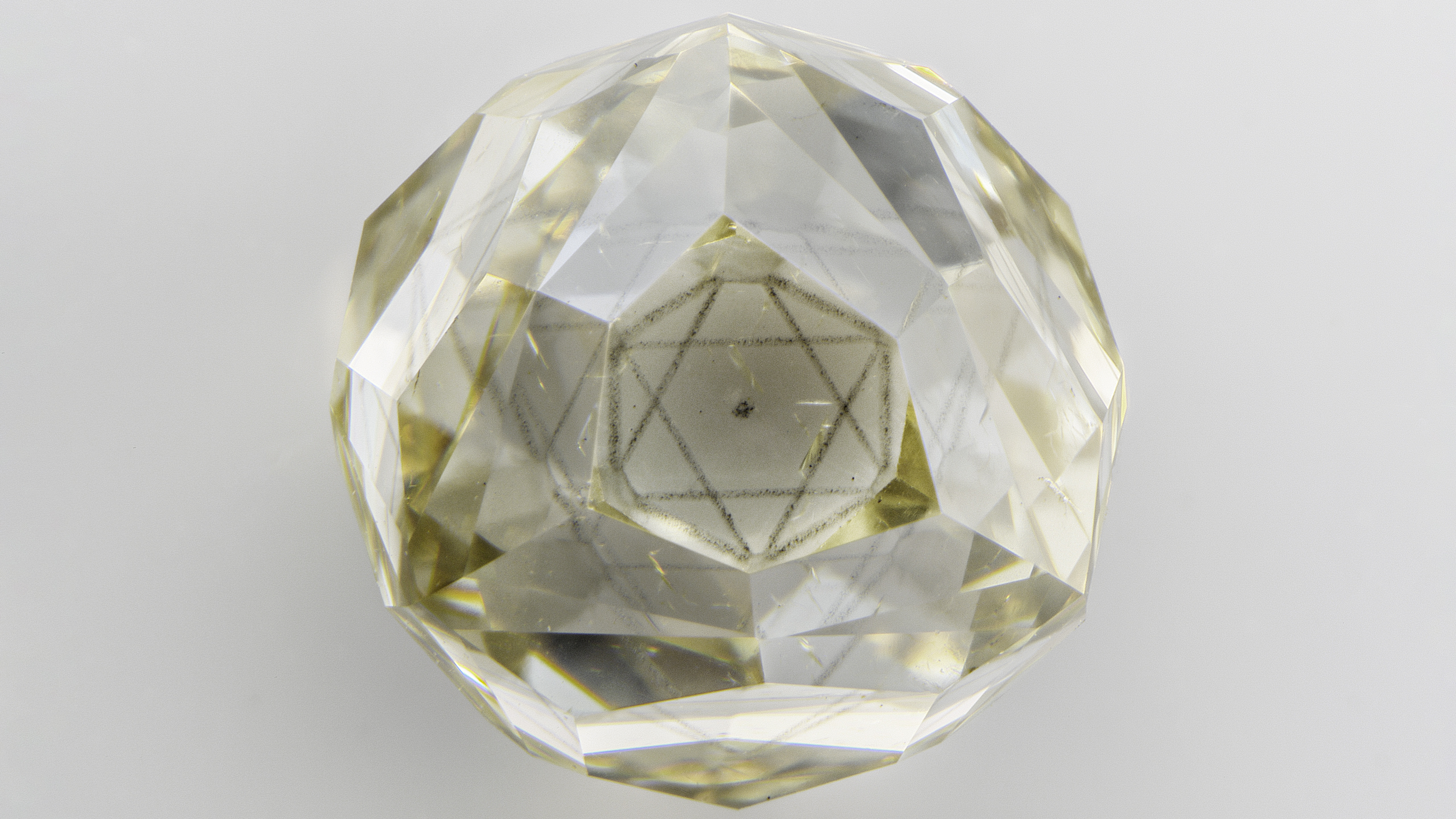 Octahedral-shaped cloud inclusion in a diamond octahedron.