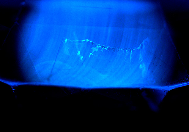 Curved growth lines are characteristic of synthetic Verneuil corundum.