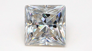 A 1.71 ct synthetic moissanite features a fraudulent GIA inscription.