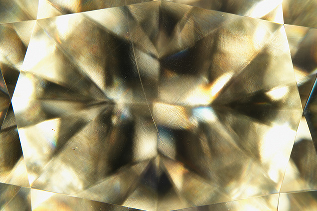 Figure 1. The etch channel in this CVD laboratory-grown diamond extends across the table facet into the crown. Photomicrograph by Elina Myagkaya; field of view 7.19 mm.