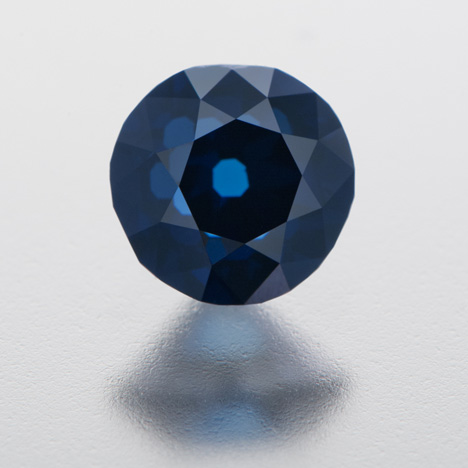 この1.18ctのファンシーインテンスブルーダイヤモンドにニューヨークのラボで最近遭遇した。