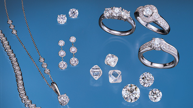 A wide range of jewelry pieces with the round brilliant diamond cut