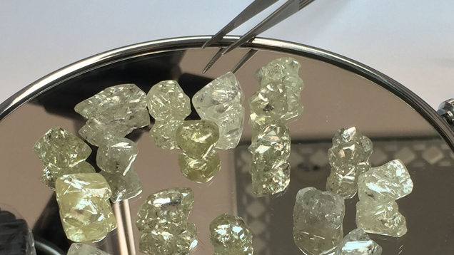 ロシアのロモノソフダイヤモンド事業で採掘されるファンシーカラーダイヤモンド