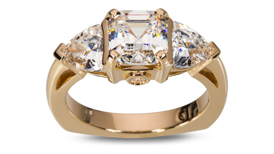 通过用 14K 黄金制作五石戒指来考验你的技能。 你将接触到三种不同的宝石镶嵌样式和各种宝石形状，包括 trilliant。