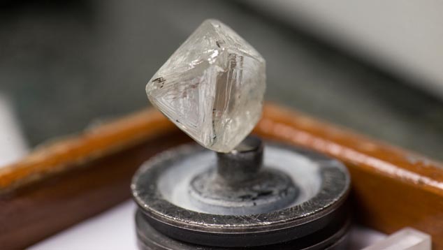 与所有钻石制造商一样，周大福需要保证稳定的原石供应，以在竞争激烈的全球市场中满足其制造需求。