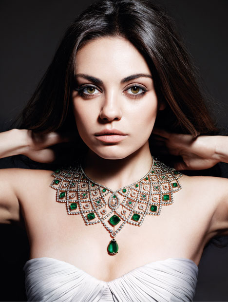 Gemfieldsのカゲム鉱山産エメラルドが輝くFabregé（ファベルジェ）のネックレスを着用する女優Mila Kunis。 Gemfieldsは、そのエメラルドに魅力と価値付加するため、クニスを起用した。