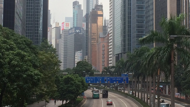 香港のダウンタウンの眺めです。真ん中を、高速道路が貫通しています。
