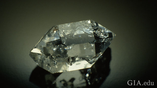 Herkimer Diamond（赫基默钻石）、带有负晶的水晶石英。