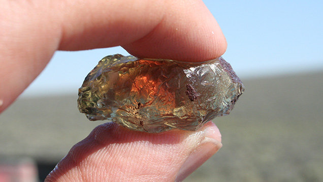 このオレゴン産サンストーン（日長石）原石の内側から豊かな赤い輝きが、昔ながら宝石の可能性を示唆しています。