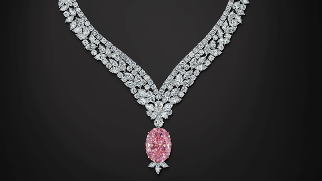 ラウンドブリリアント、梨型、マーキスカットのカラーレスダイヤモンドを98.70カラット散りばめたネックレスに、30.03カラットの楕円形のジュリエット・ピンク・ダイヤモンドがあしらわれている。