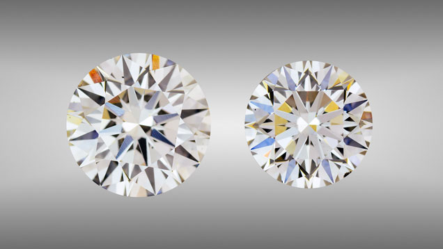 成色等级 I、重达 3.23 克拉 的圆形钻石（左）和成色等级 H、重达 2.51 克拉 的圆形钻石（右）是 GIA 鉴定过的最大颗 CVD 合成钻石。 摄影：GIA