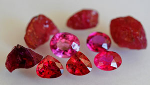 产自尼亚萨的未经加热的刻面红宝石原石，重量为 0.9 至 5.4 克拉。
