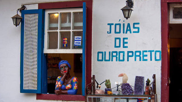 A local jeweler in Ouro Preto takes all kinds of credit cards. Photo by Robert Weldon/GIA