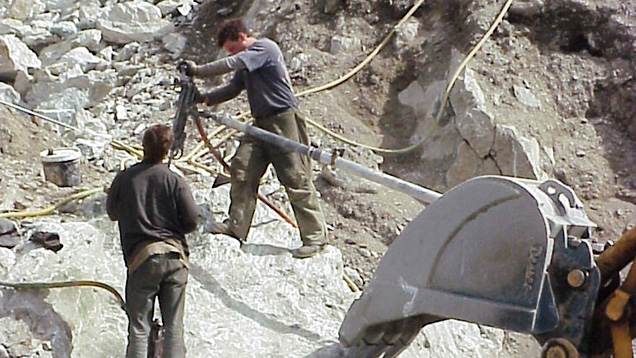 初生鉱床の採鉱には、重い油圧機器が用いられる