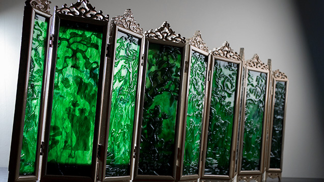 Miniature folded screen with green nephrite panels 