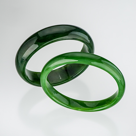 Nephrite bangles from Siberia and British Columbia