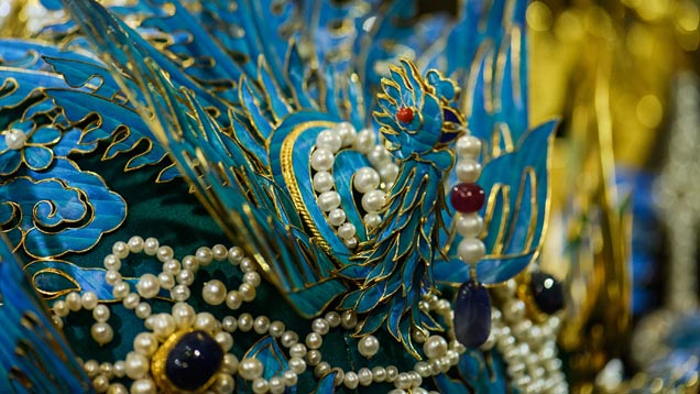 Using the ancient kingfisher feather skill, Master Bai created detail in this “Six Dragon and Three Phoenix Crown” masterpiece. Photo by Eric Welch/GIA.
