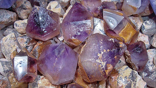 The amethysts extracted from the piles are still covered with matrix and carbonates. The well-shaped crystals range from 2 to 5 cm in diameter./Ph. by Abdelghani El Harfi and Salahaddine Mouaddib.