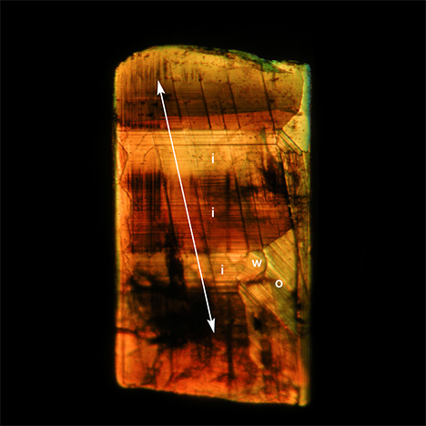 A series of planes intersecting the growth pattern in chrysoberyl 