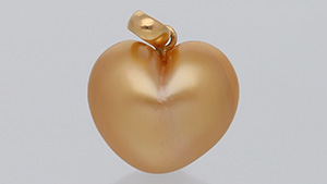 Figure 1. A heart-shaped golden South Sea pearl pendant measuring 17.78 × 11.65 × 9.07 mm and weighing 1.93 g (including the 18K yellow metal findings). Photo by Sood Oil (Judy) Chia.