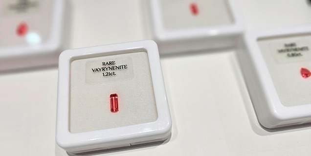 One of the largest of the five väyrynenites displayed was this elongated emerald cut weighing 1.21 ct. Photo by Lisa Kennedy; courtesy of FYI Pearl & Gem.