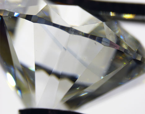 Figure 1. A blue growth band can be seen through the pavilion (but not face-up) in this 1.09 ct HPHT-treated CVD-grown diamond. Photo by Gaurav Bera.