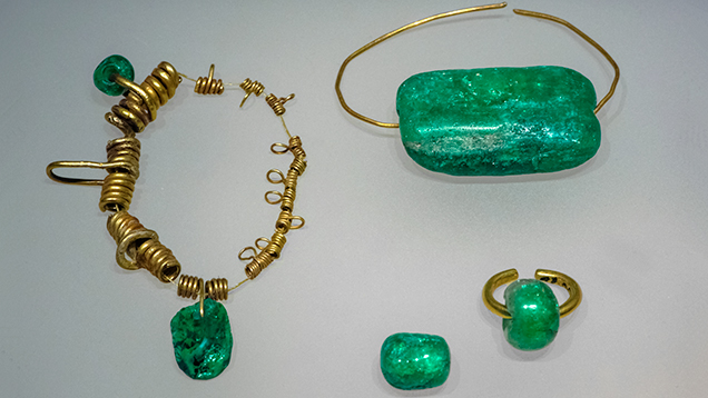 Gold and emerald jewelry of the native Chibcha