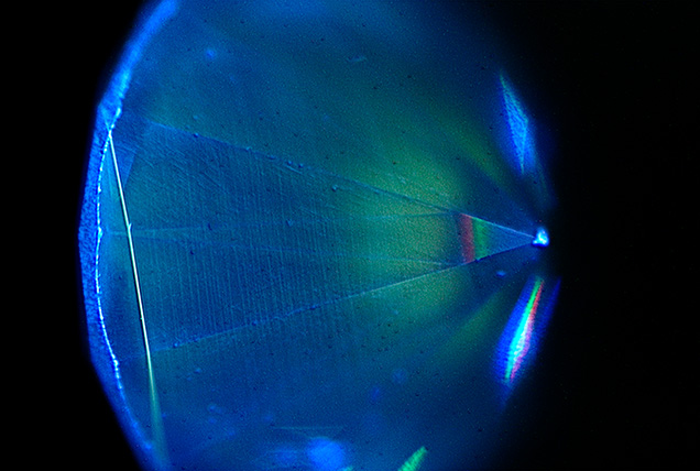 All three irradiated CVD synthetics displayed very weak fluorescence in the DiamondView.