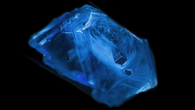 Short-wave UV fluorescence reaction of a Madagascar sapphire during heating