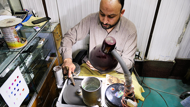 Demonstration of gem cutting with the angoora