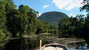 Roraima Mountain (left) and outcrop of Roraima Supergroup rocks (right).