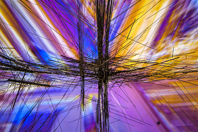 Brazil-law twinning in quartz shown through cross-polarized light.