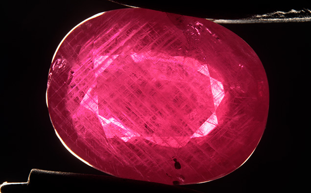 Figure 1. Greenland’s rubies are characterized by abundant twinning planes. The twinning planes are not altered by the treatment at a larger scale, but features associated with the twinning can be significantly affected by heating. Photo by S. Wongchacree; field of view 14.40 mm.