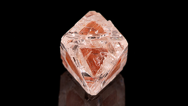 Figure 1. Weighing 2.22 ct and measuring 8.26 mm in the largest dimension, this unique diamond octahedron contains a high-relief, three-dimensional phantom visible through all eight octahedral faces. Photo by Diego Sanchez.
