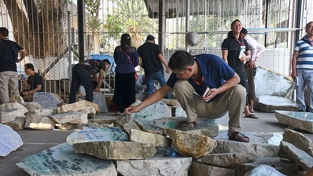 Checking the quality of a jadeite boulder