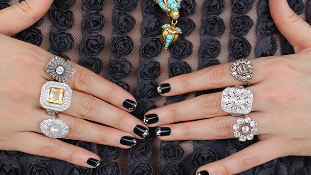 研究宝石学家 Danielle Miele（丹尼尔·米勒）喜爱试戴她的 Gem Gossip 博客“让我看看你的戒指”专题中的各种戒指。 这一系列精致无比的戒指来自德克萨斯州奥斯汀的 The Three Graces Jewelry。 图片由 Gem Gossip 友情提供
