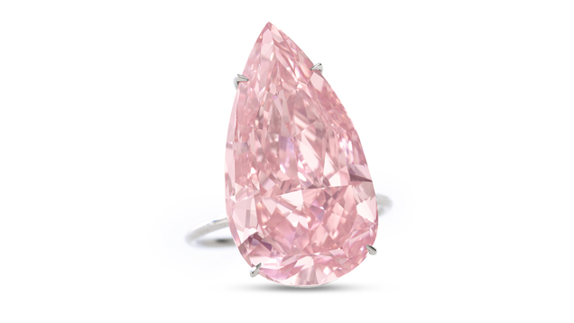 这枚戒指上镶嵌了一颗 15.38 克拉的 天然颜色的艳彩粉钻。