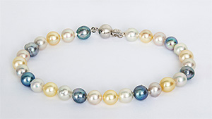Bracelet containing akoya cultured pearls from Australia