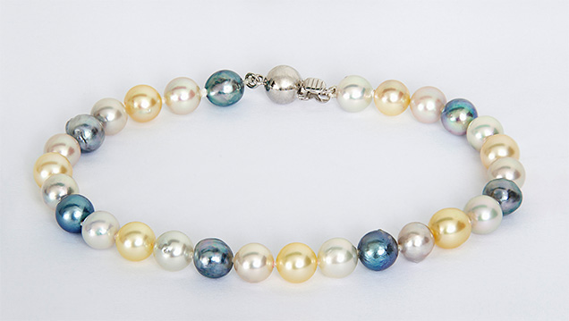 Bracelet containing akoya cultured pearls from Australia