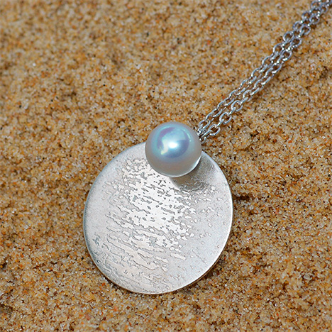 Pendant with 7.5 mm silver akoya pearl from Australia