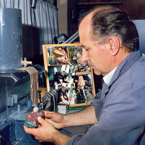 Gerd Dreher shaping the preform of the jasper toad