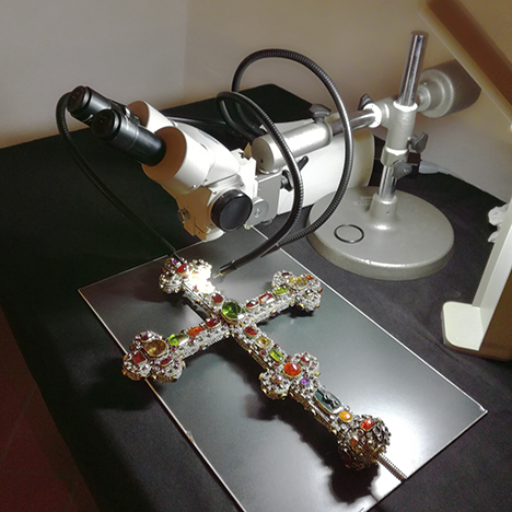 Optical Microscopy of gemstones from the Limburg artifacts