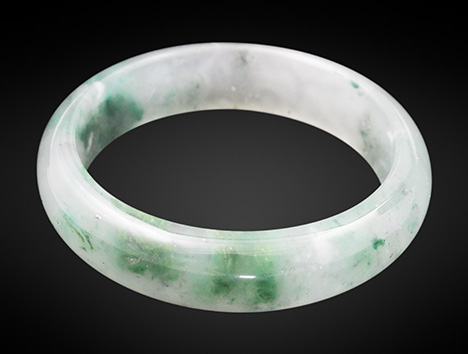 Figure 1. This bangle, weighing 40.10 g, was identified as quartzite. Photo by Su Xu.