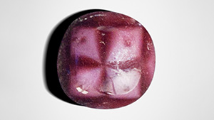Figure 1. The color zoning in this 3.57 ct almandine garnet creates a cross structure that forms three-arm trapiche patterns at every intersecting point of the crystal. Photo by Le Ngoc Nang.