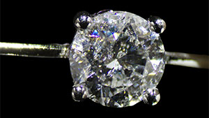 Figure 1. A round brilliant-cut diamond set in the necklace exhibits the flash effect when tilted, a characteristic of fracture filling caused by the presence of a filler within a surface-reaching fracture. Photo by Gaurav Bera.
