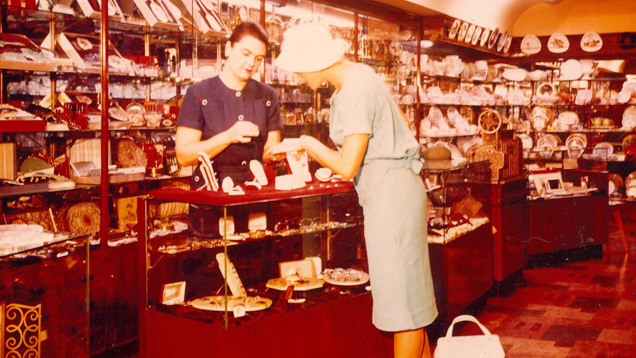 Whitaker’s Jewellers（图片摄于 20 世纪 50 年代）是澳大利亚新南威尔士州的一家具有百年历史的珠宝商。 由 Whitaker’s Jewellers 友情提供