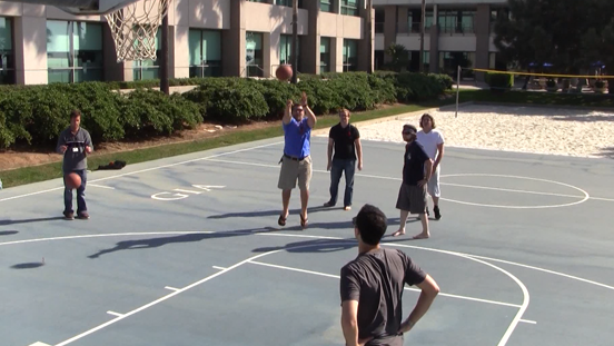 GIAカールスバッド キャンパスのバスケットボールコート