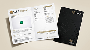 美国宝石研究院 (GIA) 有色宝石鉴定和原产地证书包含所示证书的主要组成部分，封面上为有色宝石和珍珠。