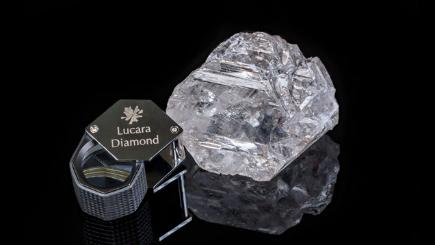 ボツワナのケロウィ鉱山でLucara Diamond Corp.（ルカラ・ダイヤモンド社）により発見された1,111カラットの原石は、これまでに発見された1,000カラット以上のダイヤモンドで史上2番目を記録する。 同社はこのダイヤモンドを来年オークションに出す予定。 写真提供：Lucara Diamond（ルカラ・ダイヤモンド）