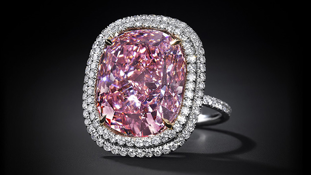 16カラットのファンシービビッドピンクダイヤモンドは、記録破りのブルーダイヤモンドを購入した同じバイヤーに$2,850万ドルで売却された。 写真：Christie’s（クリスティーズ）